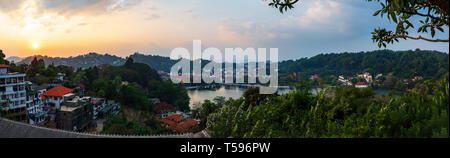 Vista panoramica della città di Kandy in Sri Lanka al tramonto Foto Stock