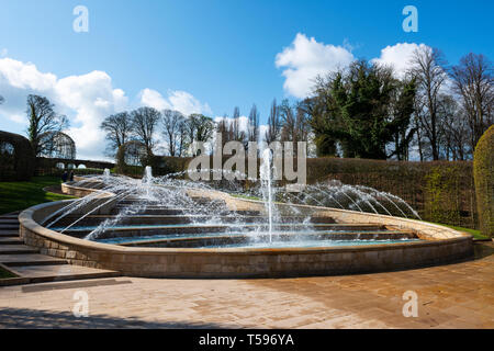 Grand cascata funzione acqua ad Alnwick giardino, Alnwick, Northumberland, England, Regno Unito Foto Stock