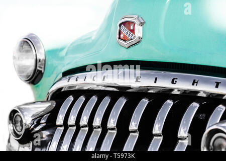 Questo sorprendente primo piano cattura la presenza dominante dell'iconica griglia frontale di una Buick Eight d'epoca su uno sfondo bianco incontaminato. Il polacco Foto Stock