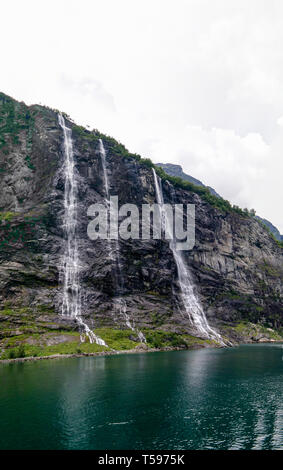 Vista panoramica di sette sorelle cascata waterfall e il Geirangerfjord in Norvegia Foto Stock