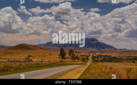 Paesaggio di Andringitra mountain range e Cardinali hat montagna a Ihosy, Madagascar Foto Stock