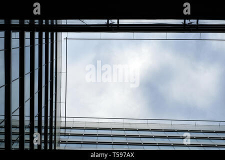 Angolo basso contrasto incorniciato colpo di edificio moderno tops contro il cielo Foto Stock
