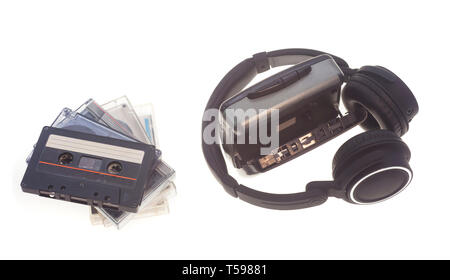 Vintage nastro audio e walkman con cuffie isolato su bianco Foto Stock