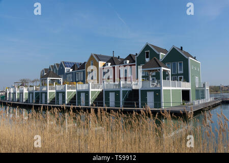 Houten, Paesi Bassi - 30 Marzo 2019: case colorate a lago Foto Stock