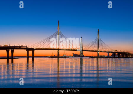 Il cavo ponte di San Pietroburgo autostrada oltre il fiume Neva, Russia. Foto Stock