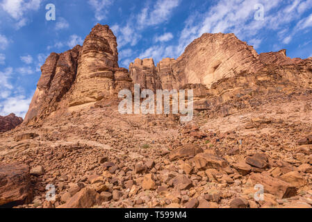 Rocce intorno Lawrence molla nel Wadi Rum valle chiamato anche Valle della Luna in Giordania Foto Stock