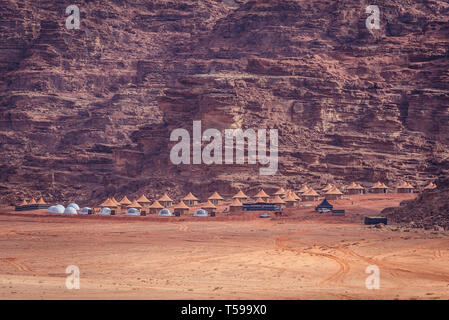 Accampamento Beduino per turisti in Wadi Rum valle chiamato anche Valle della Luna in Giordania Foto Stock