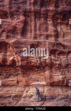 Uomo giordani in Khazali Canyon di Wadi Rum valle chiamato anche Valle della Luna in Giordania Foto Stock