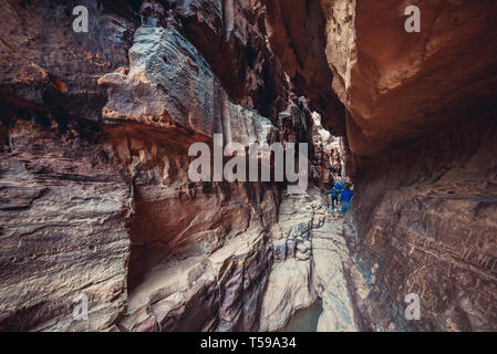 Pareti con incisioni rupestri e iscrizioni in Khazali Canyon di Wadi Rum valle chiamato anche Valle della Luna in Giordania Foto Stock