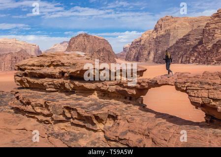 Piccolo ponte Wadi Rum valle chiamato anche Valle della Luna in Giordania Foto Stock