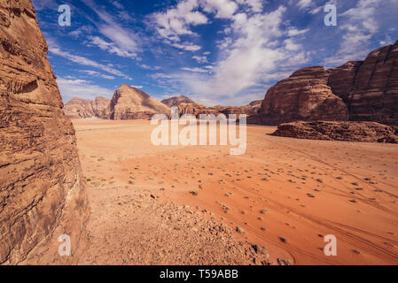 Red sands nel Wadi Rum valle chiamato anche Valle della Luna in Giordania Foto Stock