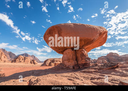 Roccia del fungo nel Wadi Rum valle chiamato anche Valle della Luna in Giordania Foto Stock