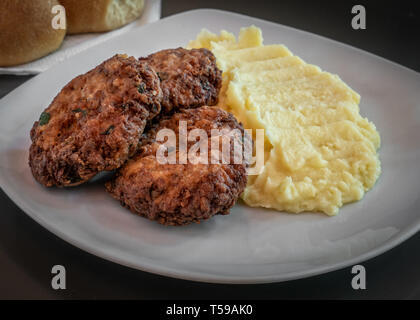 Deliziose polpette di carne, servita con purè di patate, Close up Foto Stock