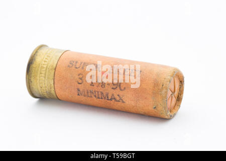 Un Western Xpert Super Skeet rivestita di carta 12 fucile calibro di cartuccia con una chiusura aggraffato caricato con pallini di piombo in pellet. La raccolta di cartucce di fucile Foto Stock