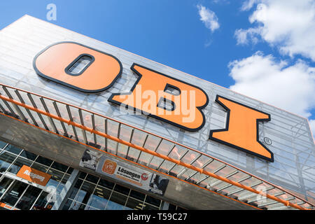Segno di OBI presso lo store. OBI è il più grande rivenditore di DIY in Europa e il terzo più grande al mondo. Foto Stock