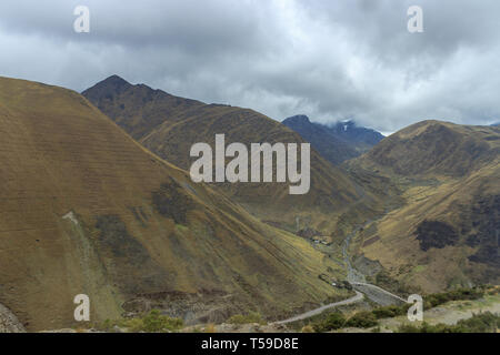 Vista panoramica sulla lussureggiante foresta pluviale sul cammino inca, Perù Foto Stock