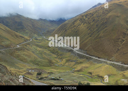 Vista panoramica sulla lussureggiante foresta pluviale sul cammino inca, Perù Foto Stock