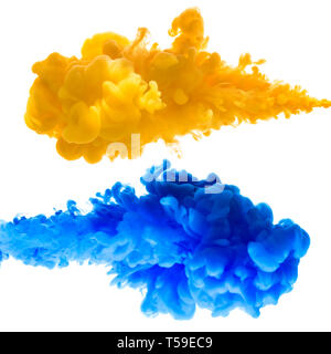 Arancione e blu schizzi di inchiostro nell'acqua, isolato su sfondo bianco Foto Stock