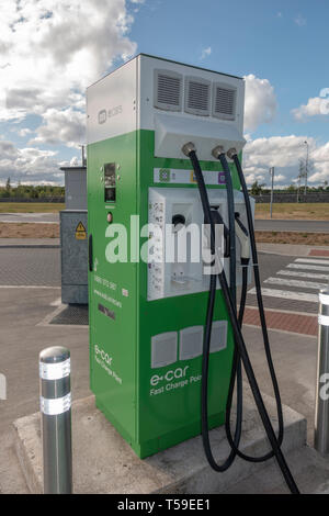 Un'e-auto carica veloce punto, Manor pietra stazione di servizio sull'autostrada M8, Tintore, Co. Laois, Irlanda. Foto Stock