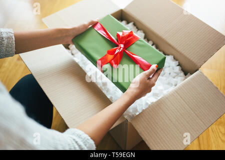 Close up di mani confezione regalo Foto Stock