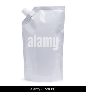 Bianco custodia in plastica sacchetto stand up, doy-pack con un angolo del coperchio dosatore. Isolato su uno sfondo bianco. Foto Stock