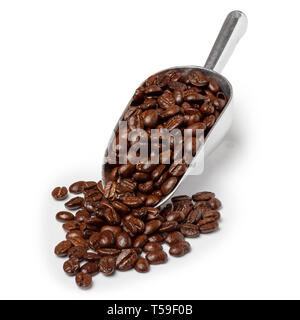 Scoop di metallo con chicchi di caffè tostati isolato Foto Stock