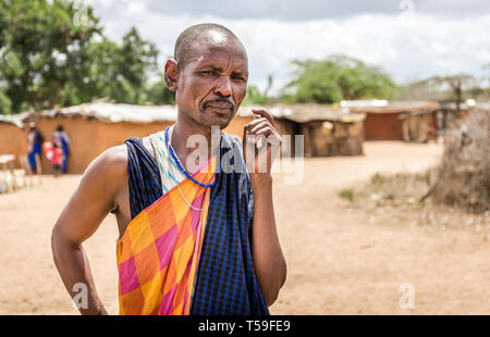 Villaggio dei masai, KENYA - 11 ottobre 2018: Unindentified uomo africano indossando abiti tradizionali in tribù Masai, Kenya Foto Stock