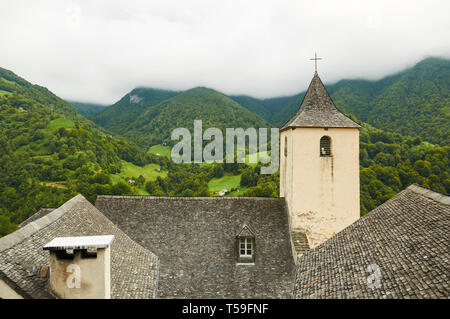 Vista panoramica della chiesa di Saint Martin Bell Tower e la valle circostante con foreste, pascoli e fattorie in Aydius (CC Vallée Aspe, Aquitaine, Francia) Foto Stock