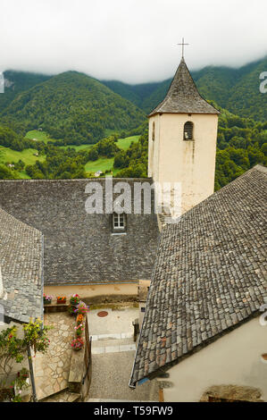 Vista panoramica della chiesa di Saint Martin Bell Tower e la valle circostante con foreste, pascoli e fattorie in Aydius (CC Vallée Aspe, Aquitaine, Francia) Foto Stock