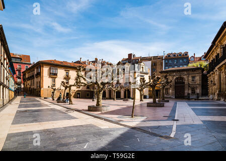 Oviedo, Spagna - 1 Aprile 2019: Daoiz y Velarde piazza nel centro storico della città. Foto Stock