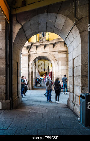 Madrid, Spagna - 14 Aprile 2019: vista panoramica di Plaza Mayor di Madrid. Si tratta di un punto di riferimento nel centro storico della città. Foto Stock