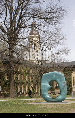 Princeton University Campus. Scultura in bronzo, ovale con punti di Henry Moore di fronte a Nassau Hall, tra Stanhope Hall e West College. Foto Stock