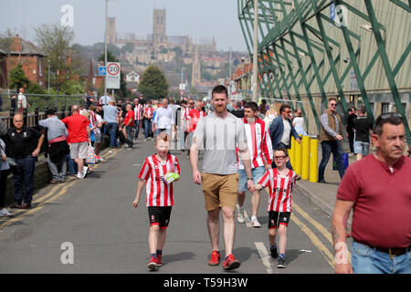 I sostenitori di arrivare a Lincoln City's Sincil Bank football Stadium prima che la scommessa del Cielo lega due corrispondono a Sincil Bank, Lincoln. Foto Stock