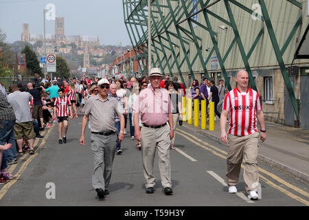 I sostenitori di arrivare a Lincoln City's Sincil Bank football Stadium prima che la scommessa del Cielo lega due corrispondono a Sincil Bank, Lincoln. Foto Stock