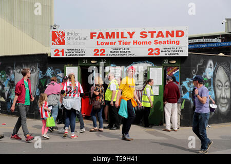 I sostenitori di arrivare a Lincoln City's Sincil Bank football Stadium prima che la scommessa del Cielo lega due corrispondono a Sincil Bank, Lincoln. Foto Stock