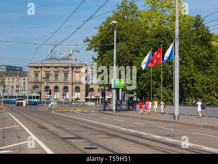 Zurigo, Svizzera - 1 Agosto 2018: vista lungo il ponte Bahnhofbrucke verso la Zurigo stazione ferroviaria principale. Zurigo è la più grande città della Svizzera Foto Stock