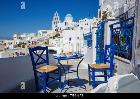 Tavolo per la colazione nelle strade di Santorini, Grecia Foto Stock