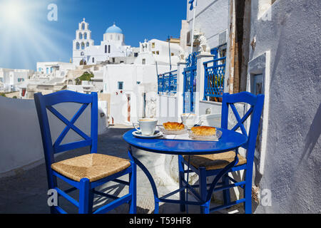 Tavolo per la colazione nelle strade di Santorini, Grecia Foto Stock