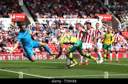 Stoke City portiere Butland Jack salva un colpo da Norwich City's Teemu Pukki (centro) durante il cielo di scommessa match del campionato a Bet365 Stadium, Stoke. Foto Stock