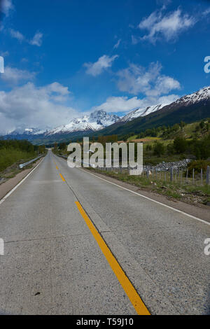 La Carretera Austral; strada famosa collegando remote città e villaggi nel nord della Patagonia cilena. Foto Stock