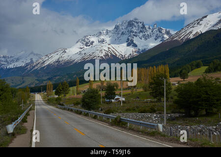 La Carretera Austral; strada famosa collegando remote città e villaggi nel nord della Patagonia cilena. Foto Stock