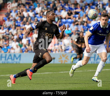 Mansfield Town Krystian Pearce in azione durante la scommessa del Cielo lega due corrispondono a Boundary Park, Oldham. Foto Stock