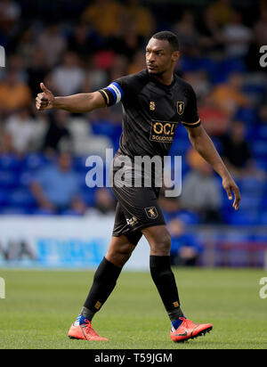 Mansfield Town Krystian Pearce in azione durante la scommessa del Cielo lega due corrispondono a Boundary Park, Oldham. Foto Stock