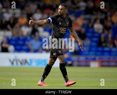 Mansfield Town Krystian Pearce in azione durante la scommessa del Cielo lega due corrispondono a Boundary Park, Oldham. Foto Stock