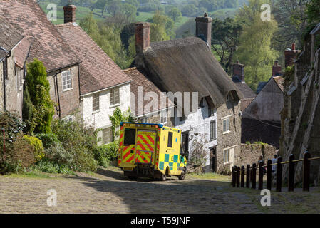 Shaftesbury, Dorset, Inghilterra, Regno Unito. Aprile 2019. Un ambulanza sulla Collina d'Oro una scenografica posizione rurale in Inghilterra. Foto Stock