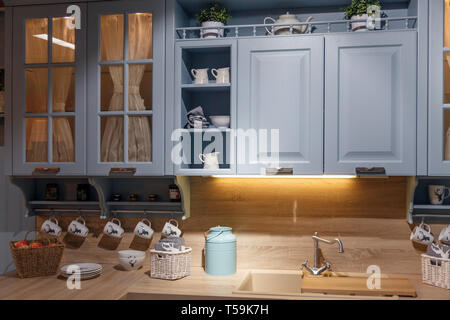 Russia Novosibirsk 2019-02-09 multifunzionale in stile moderno cucina con elettrodomestici, agli scaffali e alle apparecchiature. Concept Store salon cucine, SCAR Foto Stock