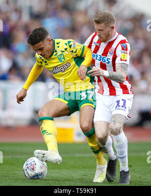 Norwich City's Max Aarons (sinistra) e Stoke City James McClean (destra) battaglia per la sfera durante il cielo di scommessa match del campionato a Bet365 Stadium, Stoke. Foto Stock