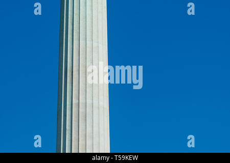 Colonna di pietra Close-Up sul cielo blu Foto Stock