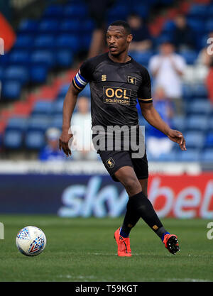 Mansfield Town Krystian Pearce in azione durante la scommessa del Cielo lega due corrispondono a Boundary Park, Oldham. Foto Stock