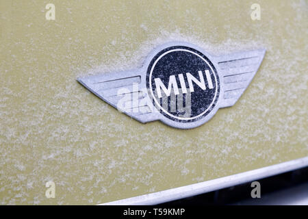 La Russia Kemerovo 2019-01-07 vista ravvicinata della Mini Cooper auto logo su giallo Mini Cooper auto coperto di neve Foto Stock